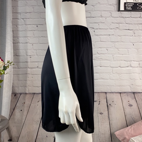 Vanity Fair Black Slip Size: Medium - Picture 5 of 16